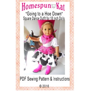 Könnte beinhalten: PDF-Schnittmuster für ein Quadrille-Outfit für 45 cm Puppen. Das Outfit beinhaltet einen Rock mit Kuhmuster in Pink und Weiß, ein rosa Bandana und eine weiße Bluse. Die Puppe trägt einen rosa Cowboyhut.