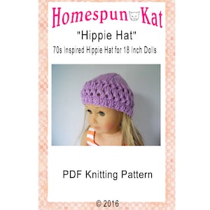 Puede incluir: Un patrón de tejido para un "sombrero hippie" morado para muñecas de 45 cm. El patrón se titula "Homespun Kat" e incluye el año de copyright 2016.