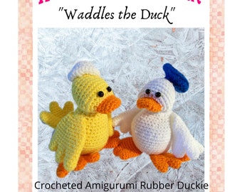 Könnte beinhalten: Ein Häkelmuster für ein Amigurumi-Spielzeug in Form einer Gummiente. Das Muster heißt "Waddles the Duck" und stammt von Homespun Kat. Das Muster beinhaltet eine gelbe Ente und eine weiße Ente mit einem blauen Hut.