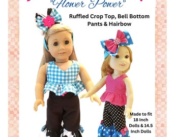 Könnte beinhalten: PDF-Muster für ein Puppenoutfit mit einem gerafften Oberteil, einer Glockenhose und einer Haarschleife. Das Outfit ist für 45,7 cm und 36,8 cm große Puppen geeignet. Das Muster heißt "Homespun Kat" und "Flower Power".