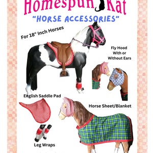 Puede incluir: Patrón PDF para hacer accesorios para caballos para muñecas de 45 cm. El patrón incluye un cojín de silla de montar, una capucha para moscas, polainas y una manta para caballos. El patrón está ilustrado con fotos de los productos terminados.