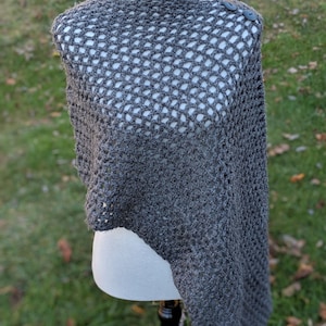 Grey Asymmetrical Crochet Poncho with Buttons. Chunky Crochet Capelet Poncho Sweater Shoulder Cover Up. Round Wrap Gift for Wife or Mom.