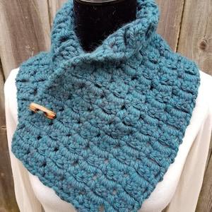 Crochet Scarf with Buttons Neck Warmer Stood. Chunky Scarves Button Cowl Neckwarmer for Women. Handmade Ladies Bulky Button Scarf Snood.