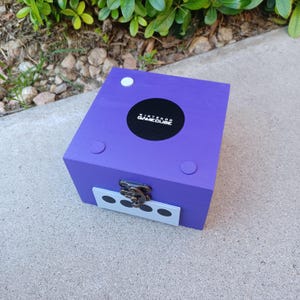 Nintendo Gamecube game console facsimile (miniature) trinket / jewelry box, dice holder, etc.