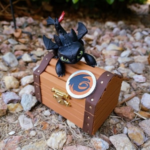 Puede incluir: Un letrero de madera rústica con el texto "Welcome to our home" en un estilo manuscrito. El letrero presenta un acabado envejecido y un diseño simple y acogedor, perfecto para un porche o entrada.