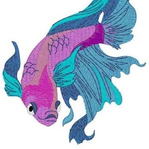 Puede incluir: Imagen bordada de un pez Betta, con una paleta de colores vibrantes. El pez tiene un cuerpo rosa, una cola morada y aletas azules y turquesas. El diseño es detallado, con puntadas visibles sobre un fondo blanco.