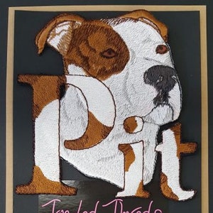 Può includere: Toppa ricamata di un Pitbull marrone e bianco con la parola "Pit" in ricamo marrone e bianco. La toppa è realizzata da Tangled Threads Embroidery.