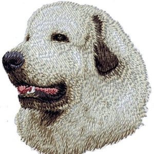 Puede incluir: Un perro blanco de raza Gran Pirineo con orejas marrones y nariz negra. El perro está mirando hacia la izquierda de la imagen.