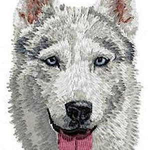 Può includere: Immagine ricamata del volto di un cane Husky siberiano. Il cane ha un mantello grigio e bianco, occhi blu e una lingua rosa. Il ricamo dettaglia la consistenza del pelo e i lineamenti del viso.