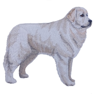 Może przedstawiać: Biała haftowana łatka przedstawiająca psa rasy pirenejski stojącego z głową zwróconą w prawo.