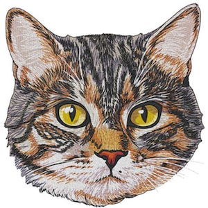 Könnte beinhalten: Ein gestickter Aufnäher mit dem Kopf einer getigerten Katze mit braunem, schwarzem und orangefarbenem Fell. Die Katze hat leuchtend gelbe Augen, eine kleine rosa Nase und weiße Schnurrhaare. Das Design ist mit feinen Stichen detailliert gearbeitet.