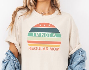クールなママTシャツ、私は普通のママじゃないTシャツ、面白いママTシャツ、レトロなママTシャツ、トレンディなママへのギフト
