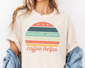 Shirt moeder thuisschool, koffie helpt T-shirt, grappig shirt thuisschool, retro T-shirt leraar, cadeau moeder thuisschool, shirt koffieliefhebber
