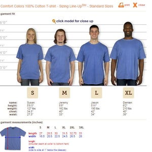 K&ouml;nnte beinhalten: Gr&ouml;&szlig;entabelle f&uuml;r ein 100%iges Baumwoll-T-Shirt in den Gr&ouml;&szlig;en S, M, L und XL. Die Tabelle zeigt die Ma&szlig;e f&uuml;r L&auml;nge, Breite und Brustumfang in Zoll. Die Tabelle zeigt auch die K&ouml;rpergr&ouml;&szlig;e, das Gewicht, den Brustumfang und die Taillenumfang f&uuml;r jede Gr&ouml;&szlig;e.