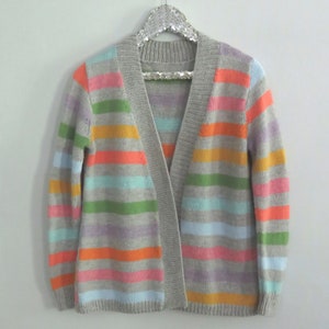 Könnte beinhalten: Ein gestreifter Cardigan mit V-Ausschnitt und langen Ärmeln. Der Cardigan ist aus weichem, gestricktem Stoff gefertigt und in verschiedenen Farben gehalten, darunter Orange, Rosa, Blau, Grün und Grau.