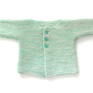 Peut inclure: Un cardigan en tricot pour bébé de couleur vert clair avec un motif de rayures blanches et trois boutons sur le devant.