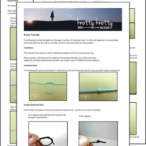 Op de afbeelding: Een pagina uit een macram&eacute;-knoop-tutorialboekje met de titel "Knotty Knotty Macrame". De pagina toont een diagram van een "Double Overhand Knot" met instructies over hoe je hem moet knopen. De tekst zegt: "Veel netter en gemakkelijker te knopen dan een standaard dubbele knoop, ik gebruik dit voor koorden voor kettingen. Knoop een gewone Overhand-knoop, maar lus de staart een tweede keer door. Trek om aan te halen."