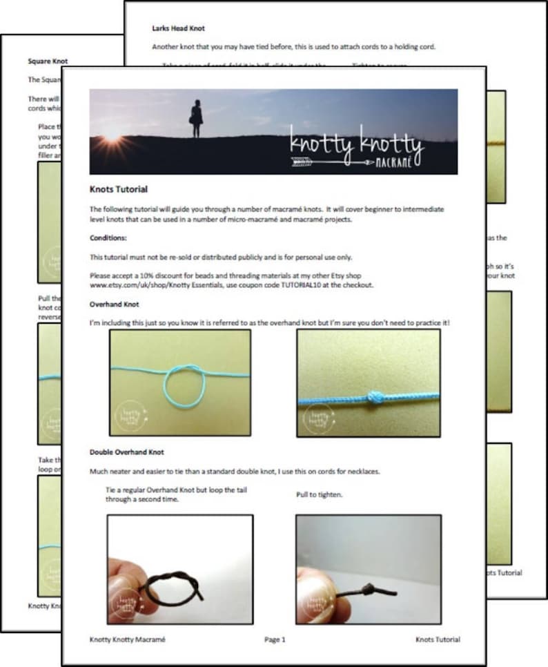 Op de afbeelding: Een pagina uit een macram&eacute;-knoop-tutorialboekje met de titel "Knotty Knotty Macrame". De pagina toont een diagram van een "Double Overhand Knot" met instructies over hoe je hem moet knopen. De tekst zegt: "Veel netter en gemakkelijker te knopen dan een standaard dubbele knoop, ik gebruik dit voor koorden voor kettingen. Knoop een gewone Overhand-knoop, maar lus de staart een tweede keer door. Trek om aan te halen."