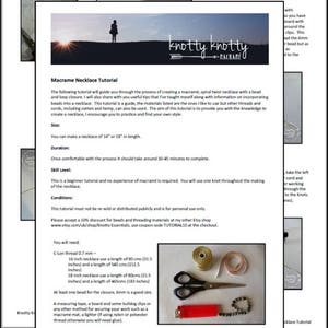 Op de afbeelding: Een printbare macram&eacute;-kettingtutorial met een lijst van benodigde materialen, waaronder c-lon garen, een kraal, een schaar, een aansteker en een meetlint. De tutorial is voor beginners en gebruikt &eacute;&eacute;n knoop gedurende het hele proces. De tutorial is alleen voor persoonlijk gebruik.