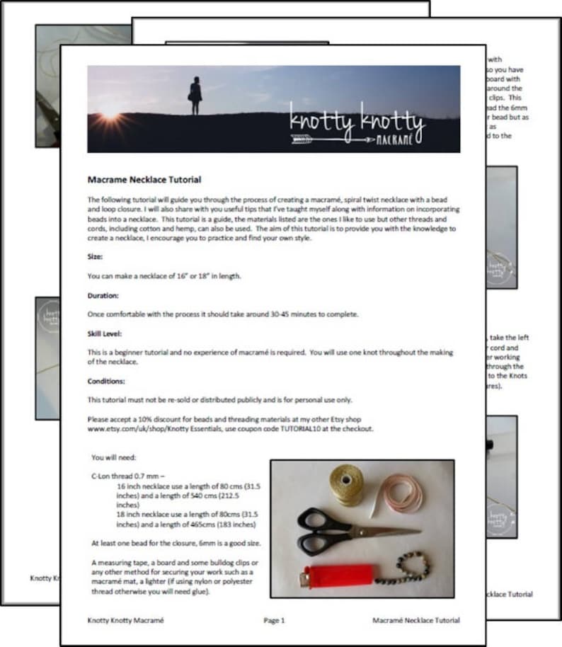Op de afbeelding: Een printbare macram&eacute;-kettingtutorial met een lijst van benodigde materialen, waaronder c-lon garen, een kraal, een schaar, een aansteker en een meetlint. De tutorial is voor beginners en gebruikt &eacute;&eacute;n knoop gedurende het hele proces. De tutorial is alleen voor persoonlijk gebruik.