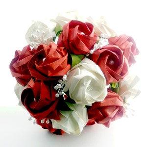 Origami Rose Hochzeitsstrauß in Rot und Elfenbein mit Perlen centern