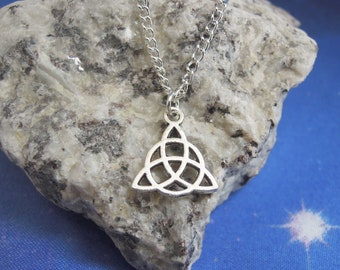 Collar Triquetra (Pequeño) - Colgante de nudo infinito Triquetra celta y cadena plateada - Joyería de nudo celta - Joyería wiccana
