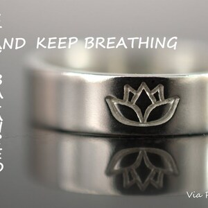 Anillo unisex con diseño de flor de loto estilo Zen / Joyería hecha a mano en plata de ley 925 maciza / Anillo que simboliza el equilibrio energético y la concentración.