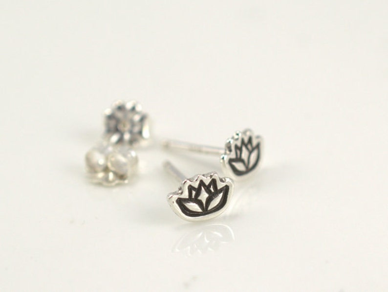 30pcs-S021 jewelry Cute Tiny Lotus Stud Earrings Gold Silver Flower Earrings