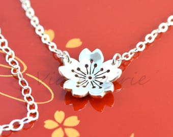 Collar Sakura hecho a mano / Colgante japonés de flor de cerezo tallado a mano / Gargantilla de plata esterlina Solis