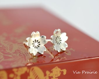 Pendientes japoneses de flor de cerezo hechos a mano / Pendientes Sakura de Japón / Plata de ley maciza