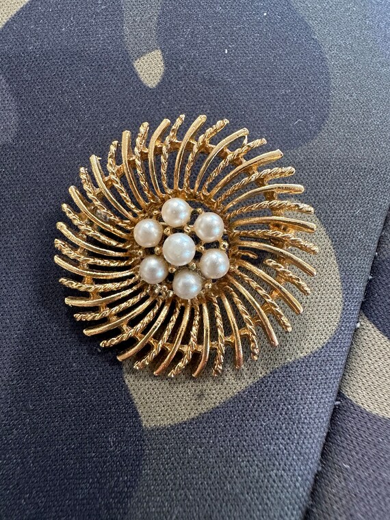 Gold and pearls little nest brooch pin