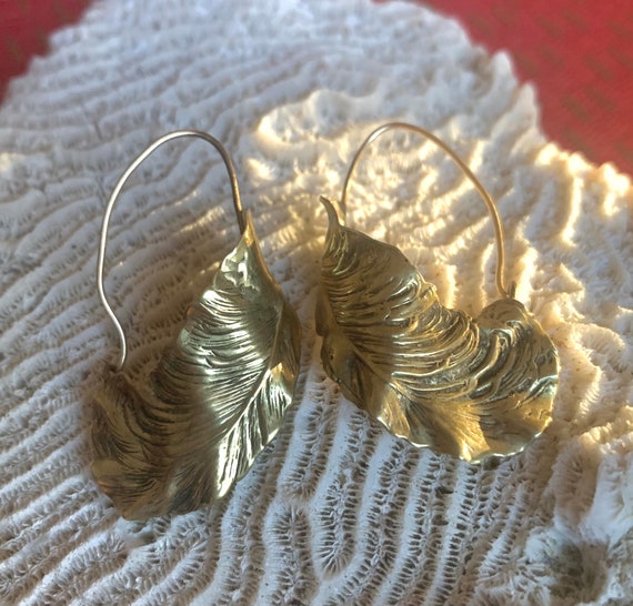 Handmade leaf pattern gold earrings - image 2