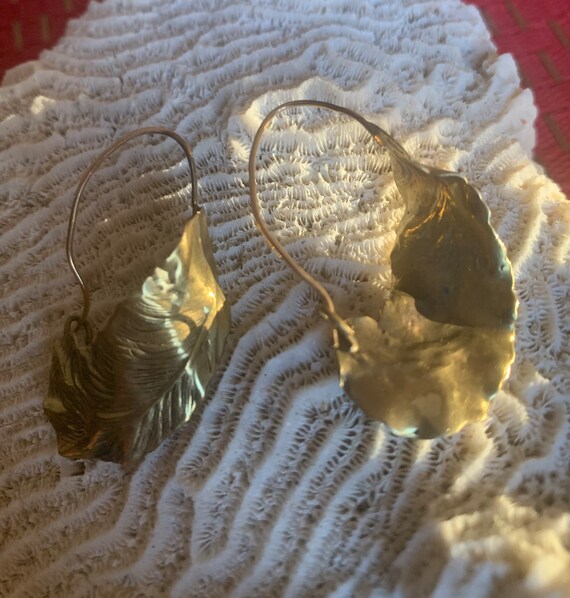 Handmade leaf pattern gold earrings - image 3