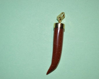 Vintage Goldstone Anhänger in Hornform.