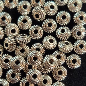 50 platta distanspärlor i tibetansk stil, ca 4,5 x 2,5 mm (3026084) F4-4-01