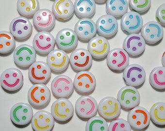 Acrylfarben 9 mm, farblich sortierte Smiley-Perlen, weißer Hintergrund, mehrfarbige Spacer-Perlen (4170028) BayB - E7-7-02