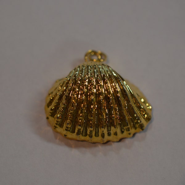 Vintage 24K Gold Dipped Scallop Shell Pendants. Gold Edged Pendants (1070027 - SP7-2-01)