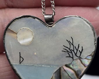 Vintage Perlmutt / Abalone eingelegtes Herz, in silberfarbenem Metall, Wasserszene, Ozeananhänger, Intarsien-Halskette (1060652 - BAYD-MP8-3)