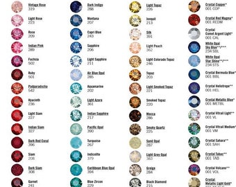 Puede incluir: Un gráfico que muestra diferentes colores de piedras de cristal con sus nombres y números correspondientes. El gráfico está dividido en columnas, cada una representando una familia de colores diferente. Los colores incluyen cristal, ópalo blanco, ópalo de agua de rosas, rosa vintage, rosa claro, rosa, rosa indio, fucsia, rubí, padparadscha, jacinto, siam claro, siam indio, coral rojo oscuro, siam, siam oscuro, granate, burdeos, amatista claro, violeta, lavanda provenzal, tanzanita, ópalo ciclamen, amatista, terciopelo morado, índigo oscuro, montana, azul capri, zafiro, zafiro claro, ópalo azul cielo, aguamarina, azur claro, zafiro indio, ópalo pacífico, turquesa, indicolita, ópalo azul caribeño, circón azul, crisólito, peridoto, verde helecho, erinite, esmeralda, ópalo verde palacio, olivino, caqui, topacio claro, jonquil, seda, melocotón claro, topacio colorado claro, topacio, topacio ahumado claro, topacio ahumado, mocca, cuarzo ahumado, ópalo de arena, ópalo gris claro, greige, diamante negro, jet, cristal aurora boreal, cristal satinado, acabado mate cristal, cristal de luna, sombra plateada cristal, sombra dorada cristal, cobre cristal, magma rojo cristal, luz de cometa de plata cristal, ópalo blanco azul cielo, ópalo blanco estrella brillante, azul de las Bermudas cristal, heliotropo cristal, azul metálico cristal, luz vitrail cristal, vitrail medio cristal, sahara cristal, tabaco cristal, volcán cristal, oro ligero metálico cristal, dorado cristal, nuez de jet, hematita de jet, plata metálica jet.
