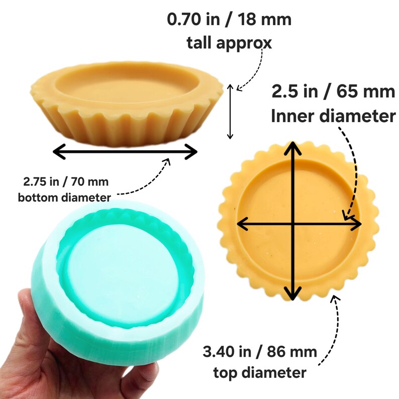 Op de afbeelding: Een siliconen mal voor het maken van kleine taarten of taarten. De mal is lichtblauw en heeft een gegolfde rand. De mal heeft een diameter van 2,75 inch aan de onderkant en een diameter van 3,40 inch aan de bovenkant. De mal is 0,70 inch hoog.