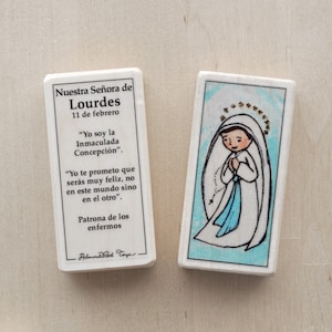 Bloque español de Nuestra Señora de Lourdes con bolsa de regalo // Bloque católico de Nuestra Señora de Lourdes en español // Juguetes católicos