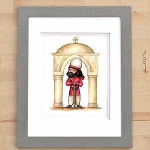 Puede incluir: Una pintura de acuarela de un hombre con una túnica roja y un sombrero blanco sosteniendo una espada. Está de pie en una puerta con un techo en forma de cúpula.