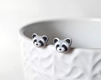 Brincos de prata esterlina em formato de guaxinim: joias hipoalergênicas esculpidas à mão