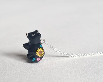 Colar Urso Preto Floral: Pingente de Prata Esculpido à Mão