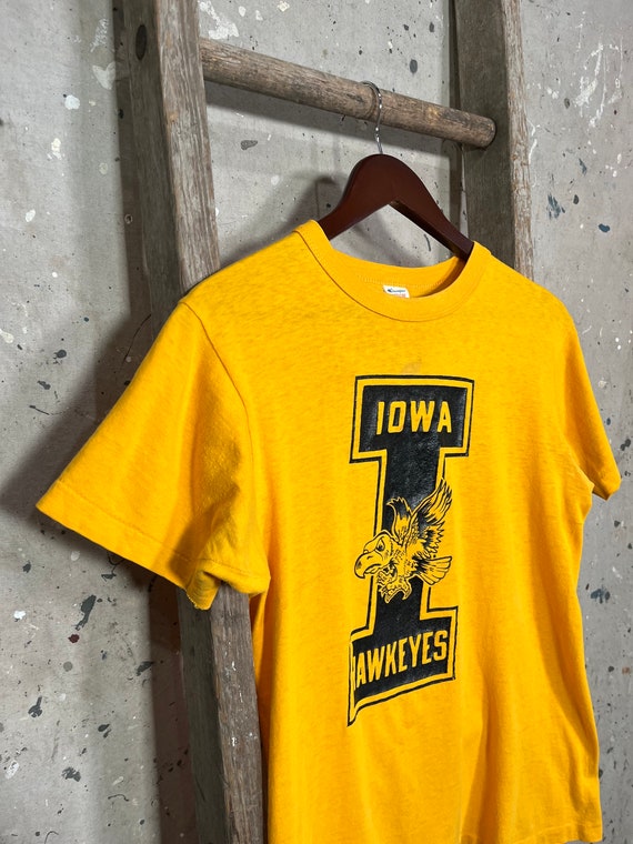 1980s Iowa University T-shirt Hawkeyes - image 5