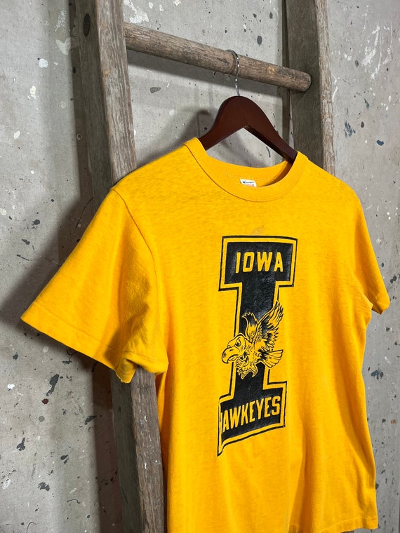1980s Iowa University T-shirt Hawkeyes - image 4