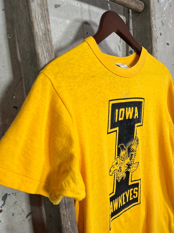 1980s Iowa University T-shirt Hawkeyes - image 7