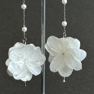 Elegante echte weiße Blumen Ohrringe mit Perlen, handgemachte Harz Blumenohrringe, Edelstahlohrringe, Brautgeschenk