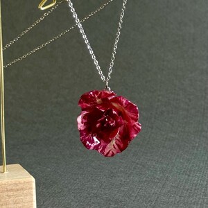 Handgefertigte echte Rose Anhänger Halskette - Konservierte bulgarische Rose an einer zarten hypoallergenen Kette