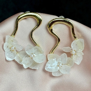 Handgefertigte Blumenohrringe in Gold mit echter weißer Hortensie - Handgefertigter botanischer Schmuck - Elegante gepresste Blumenohrringe, Geschenk für Sie